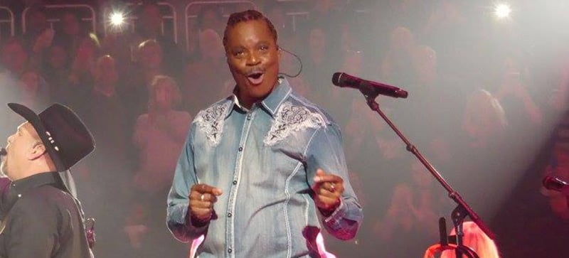 Robert Bailey performs with Garth Brooks