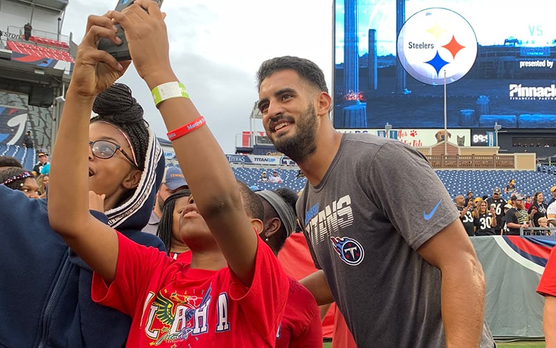 Marcus Mariota poses for a photo with a fan