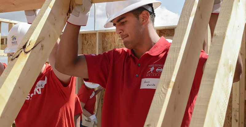 Marcus Mariota builds a house with Habitat for Humanity