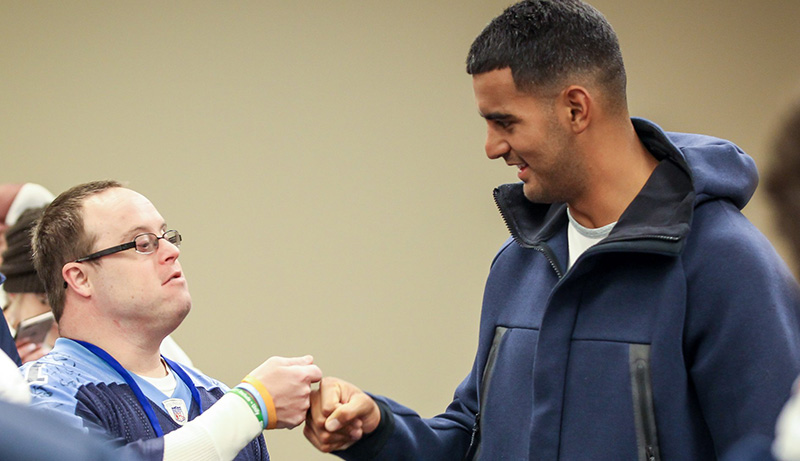 Marcus Mariota greets a fan