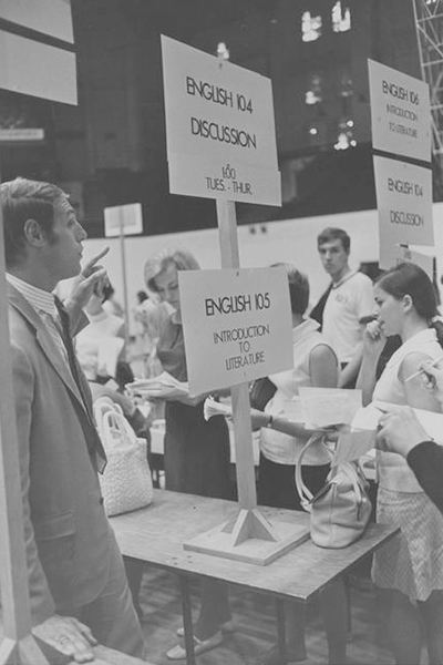 Registration table for an English discussion in McArthur Court, 1967 - Oregon Digital