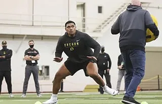 Penei Sewell works out during Oregon's pro day