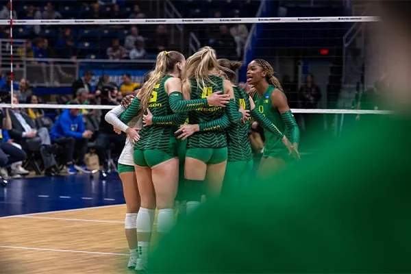Oregon Volleyball team huddling