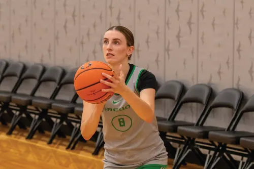 Elisa Mevius shooting a basketball