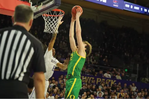 Oregon's basketball player dunking the ball
