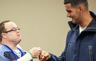 Marcus Mariota fist bumps a Special Olympics athlete