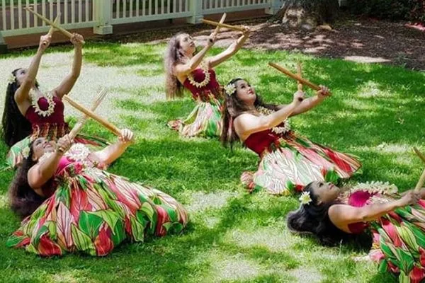Hui O Hawaii club performing a hula routine