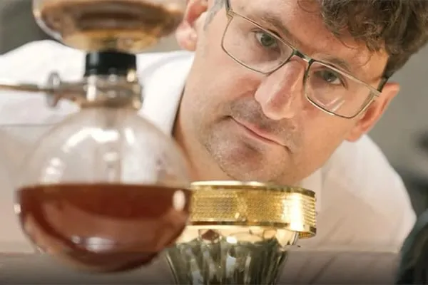 Alumnus and UO chemist receives national award for young scientists
