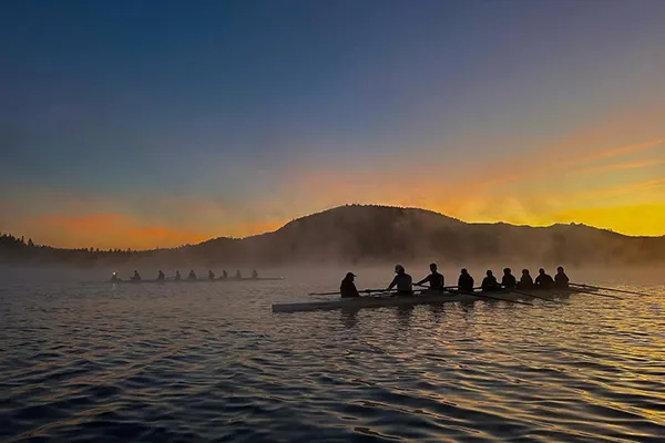 The 2024–2025 team practices on Lake Dexter during a sunrise row. Photo courtesy of Oregon Rowing Instagram.