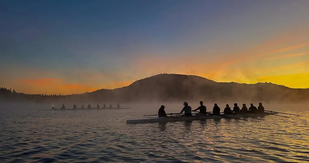 The 2024–2025 team practices on Lake Dexter during a sunrise row. Photo courtesy of Oregon Rowing Instagram.