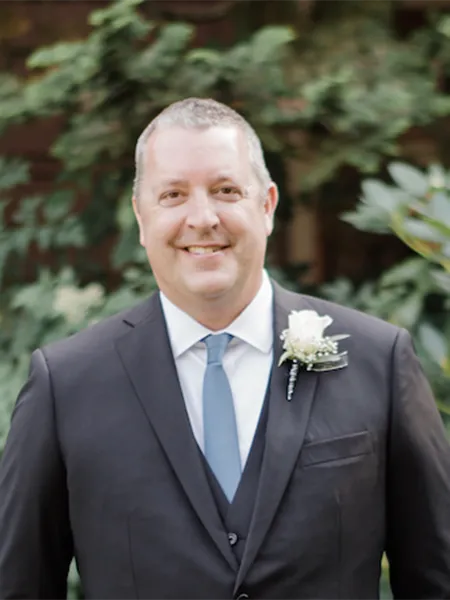 Matthew Hochstein smiling in a suit.